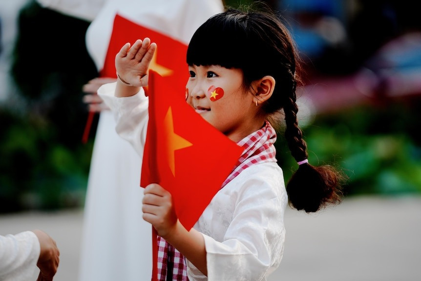 "Người dân Việt Nam thuộc mọi lứa tuổi tham gia các hoạt động kỷ niệm", ABC viết. "Những thế hệ người Việt trẻ tuổi được dạy về quá khứ của đất nước, nhưng cũng hướng tới tương lai". (Ảnh: ABC) "Người dân Việt Nam thuộc mọi lứa tuổi tham gia các hoạt động kỷ niệm", ABC viết. "Những thế hệ người Việt trẻ tuổi được dạy về quá khứ của đất nước, nhưng cũng hướng tới tương lai". (Ảnh: ABC)