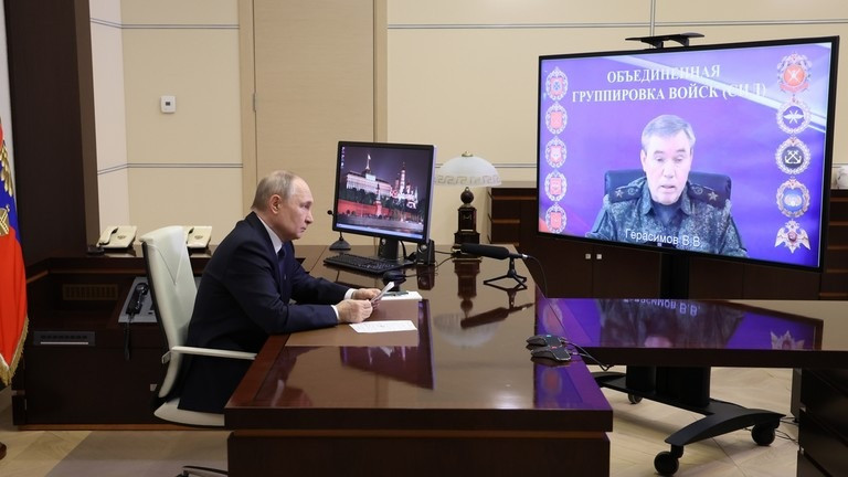 Tổng thống Putin họp với Tổng tham mưu trưởng quân đội Gerasimov. (Ảnh: RT) Tổng thống Putin họp với Tổng tham mưu trưởng quân đội Gerasimov. (Ảnh: RT)