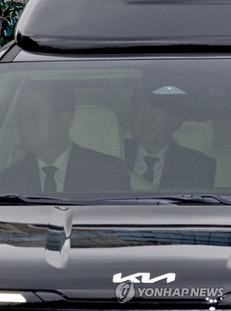 Cựu Tổng thống Hàn Quốc Yoon Suk Yeol đến tòa án sáng 14/4. (Ảnh: Yonhap) Cựu Tổng thống Hàn Quốc Yoon Suk Yeol đến tòa án sáng 14/4. (Ảnh: Yonhap)