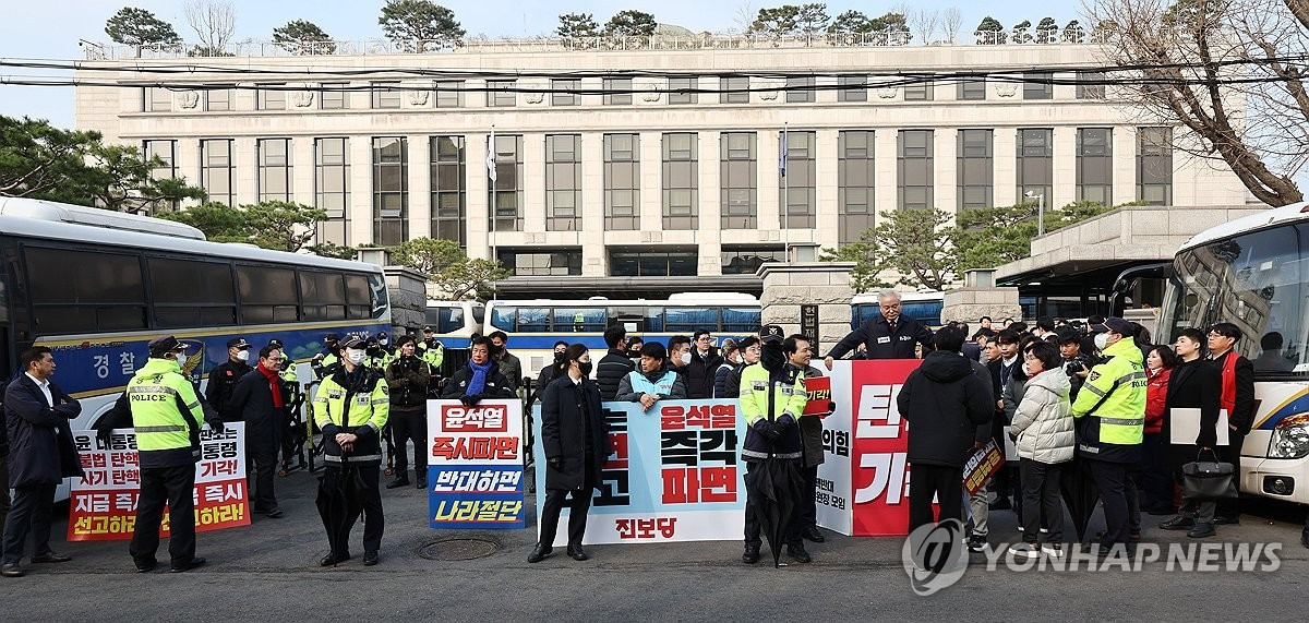 Các quan chức biểu tình trước cổng Tòa án Hiến pháp ngày 1/4. (Ảnh: Yonhap) Các quan chức biểu tình trước cổng Tòa án Hiến pháp ngày 1/4. (Ảnh: Yonhap)