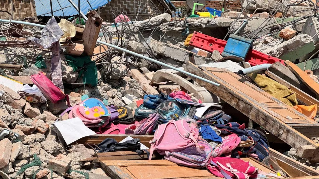 Khung cảnh ngổn ngang tại nơi từng là trường mẫu giáo. (Ảnh: BBC)