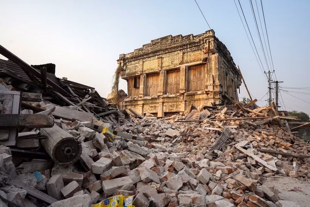 Một công trình bị hư hại vì động đất ở Myanmar. (Ảnh: Reuters)
