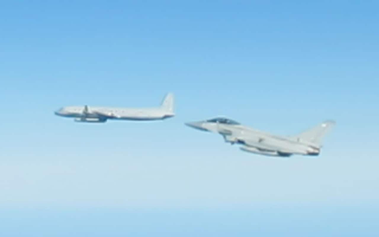 Một máy bay trinh sát Ilyushin Il-20M của Nga (trái) bị một chiếc Typhoon của Không quân Hoàng gia Anh bám đuôi trên Biển Baltic. (Ảnh: Bộ Quốc phòng Anh)