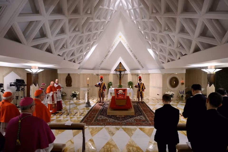 Thi hài Giáo hoàng Francis nằm trong quan tài gỗ. (Ảnh: Reuters)