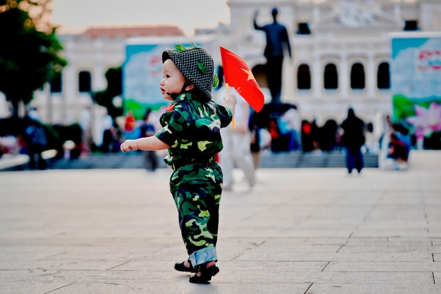 "Người dân Việt Nam thuộc mọi lứa tuổi tham gia các hoạt động kỷ niệm", ABC viết. "Những thế hệ người Việt trẻ tuổi được dạy về quá khứ của đất nước, nhưng cũng hướng tới tương lai". (Ảnh: ABC) "Người dân Việt Nam thuộc mọi lứa tuổi tham gia các hoạt động kỷ niệm", ABC viết. "Những thế hệ người Việt trẻ tuổi được dạy về quá khứ của đất nước, nhưng cũng hướng tới tương lai". (Ảnh: ABC)