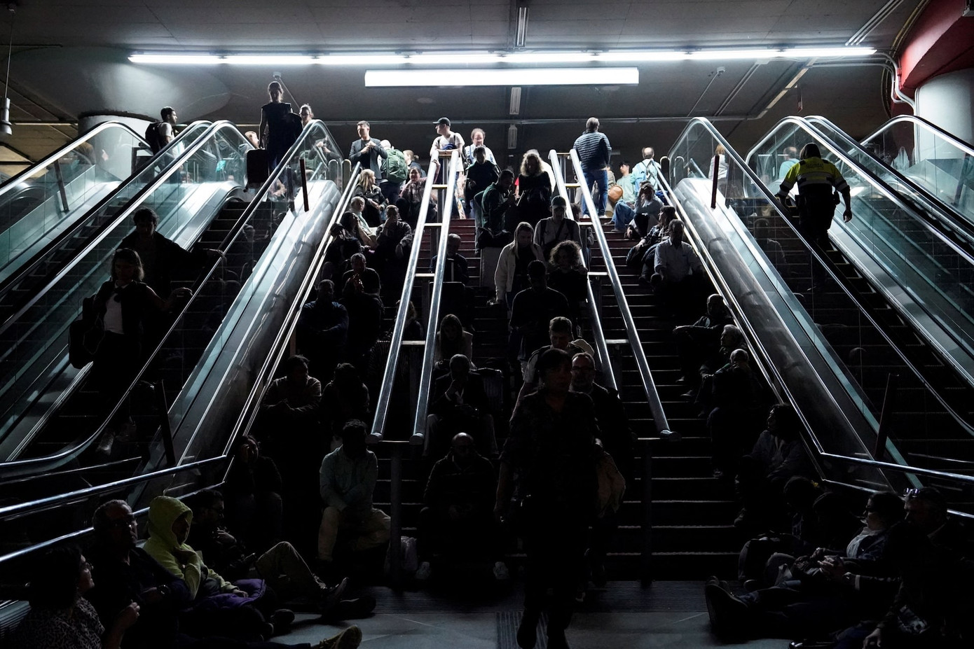 Ga tàu ở Madrid bị mất điện. (Ảnh: Reuters)