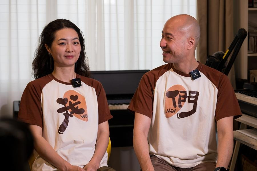 Cặp vợ chồng nghệ sĩ Việt - Trung trả lời phỏng vấn tại nhà riêng ở Hà Nội. (Ảnh: Tân Hoa Xã)