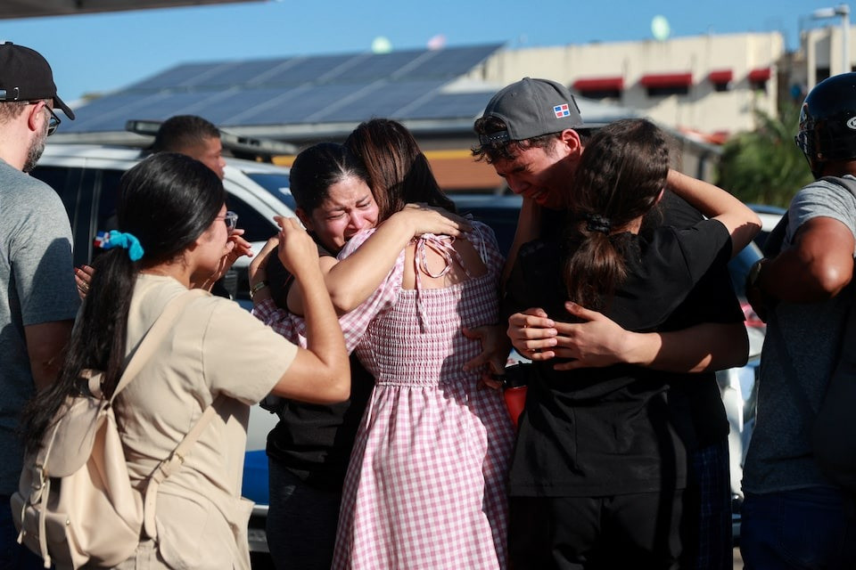 Thân nhân các nạn nhân bật khóc tại hiện trường. (Ảnh: Reuters) Thân nhân các nạn nhân bật khóc tại hiện trường. (Ảnh: Reuters)