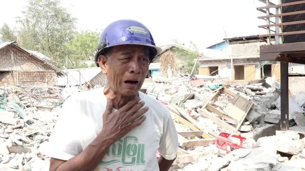 Cụ ông Kywe Nyein wept bật khóc vì mất cháu gái 5 tuổi trong vụ sập trường. (Ảnh: BBC)