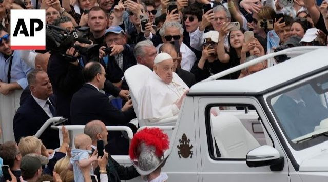 Giáo hoàng di chuyển qua đám đông trong lễ Phục sinh. (Ảnh: AP) Giáo hoàng di chuyển qua đám đông trong lễ Phục sinh. (Ảnh: AP)