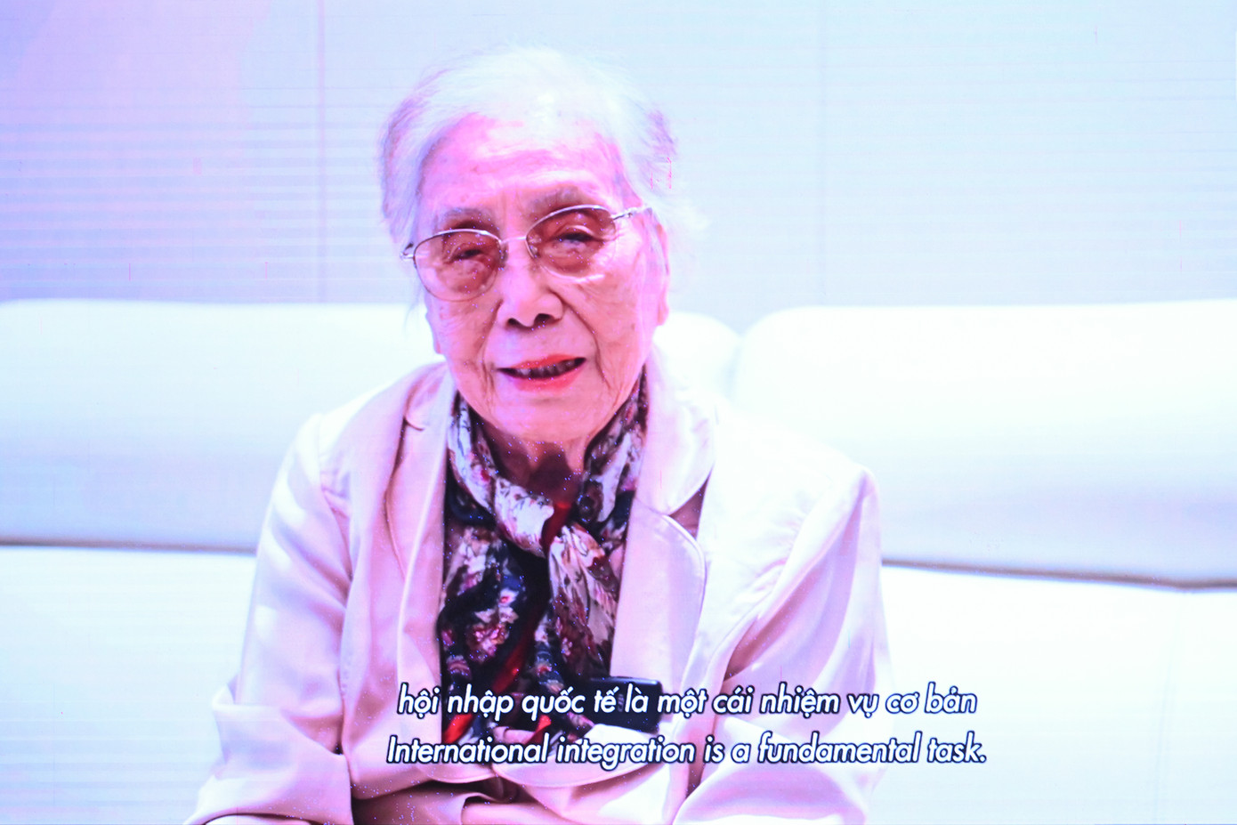 Nguyên Phó Chủ tịch nước Nguyễn Thị Bình: “Ngoại giao rất quan trọng. Các cuộc xung đột đều phải kết thúc bằng chính trị, mà chính trị là ngoại giao. Với kinh nghiệm của Việt Nam, có thể nói rằng trong bất kỳ cuộc xung đột nào, cũng cần cố gắng đi vào đối thoại để tìm ra giải pháp”. (Ảnh: Như Ý) Nguyên Phó Chủ tịch nước Nguyễn Thị Bình: “Ngoại giao rất quan trọng. Các cuộc xung đột đều phải kết thúc bằng chính trị, mà chính trị là ngoại giao. Với kinh nghiệm của Việt Nam, có thể nói rằng trong bất kỳ cuộc xung đột nào, cũng cần cố gắng đi vào đối thoại để tìm ra giải pháp”. (Ảnh: Như Ý)