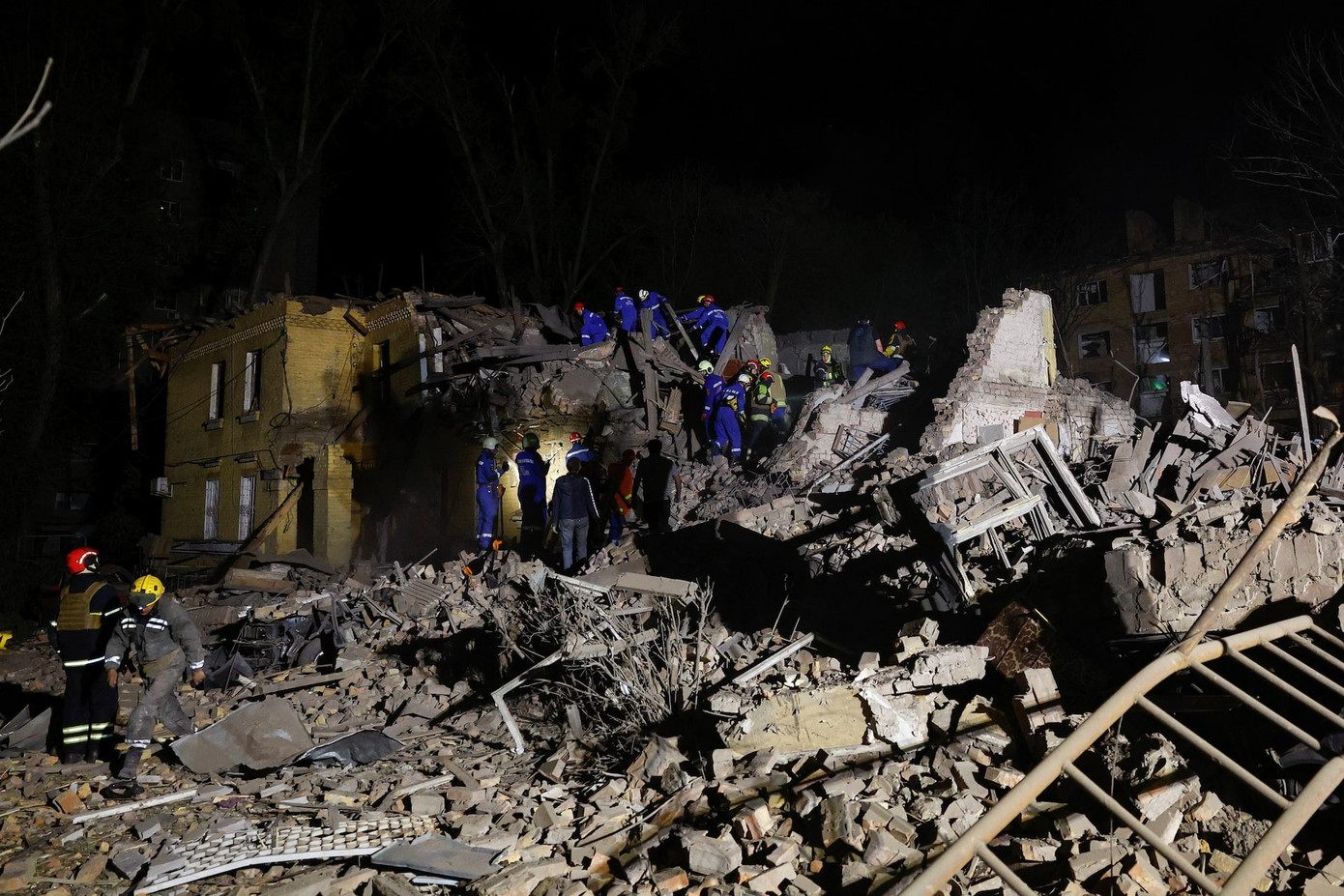 Một số công trình ở Kiev bị phá hủy trong cuộc tấn công. (Ảnh: Reuters) Một số công trình ở Kiev bị phá hủy trong cuộc tấn công. (Ảnh: Reuters)