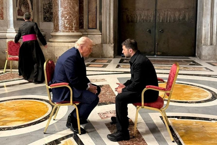 Tổng thống Mỹ Donald Trump trò chuyện với Tổng thống Ukraine Volodymyr Zelensky tại Vatican. (Ảnh: Reuters) Tổng thống Mỹ Donald Trump trò chuyện với Tổng thống Ukraine Volodymyr Zelensky tại Vatican. (Ảnh: Reuters)