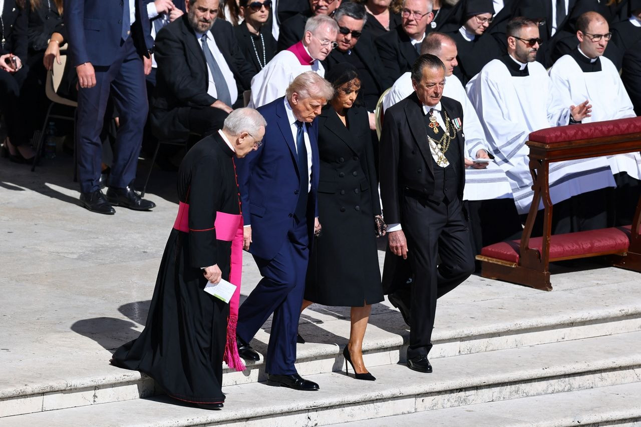 Tổng thống Mỹ Donald Trump và phu nhân Melania Trump dự tang lễ. (Ảnh: Reuters) Tổng thống Mỹ Donald Trump và phu nhân Melania Trump dự tang lễ. (Ảnh: Reuters)