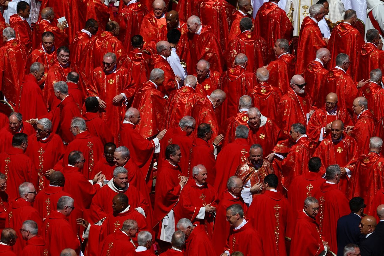 Những người tham dự lễ tang thực hiện "Cử chỉ Hòa bình". (Ảnh: Reuters) Những người tham dự lễ tang thực hiện "Cử chỉ Hòa bình". (Ảnh: Reuters)