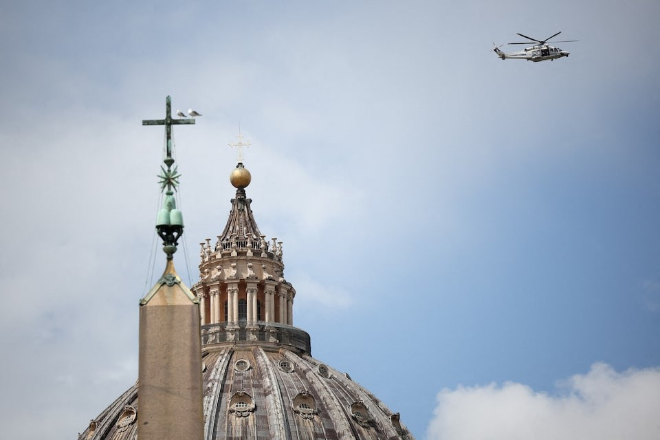 Một chiếc trực thăng cảnh sát bay phía trên mái vòm của Vương cung thánh đường Thánh Peter. (Ảnh: Reuters) Một chiếc trực thăng cảnh sát bay phía trên mái vòm của Vương cung thánh đường Thánh Peter. (Ảnh: Reuters)