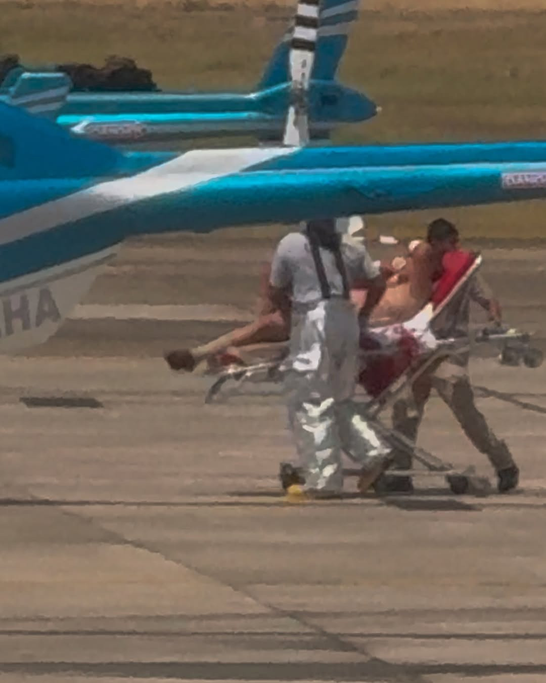 Những người bị thương được đưa đi cấp cứu. (Ảnh: New York Post)