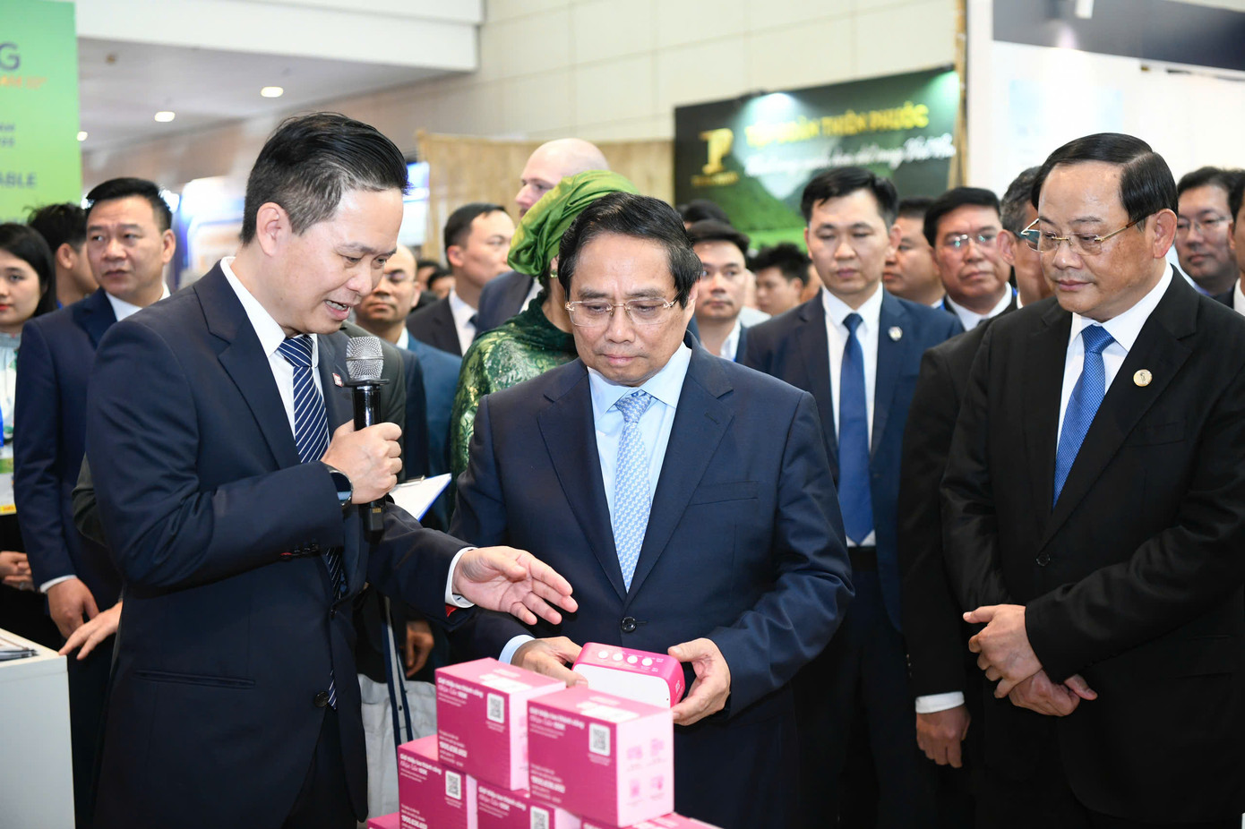 Bên cạnh các startup Việt Nam tiêu biểu như Buyo Bioplastics, AirX Carbon, Alternō Vietnam, Yeast Era, EBOOST, triển lãm còn có sự tham gia của các đối tác quốc tế như World Resources Institute (WRI), Global Green Growth Institute (GGGI), Greeneration Foundation, CIAT, v.v., mang đến các mô hình chuyển đổi xanh hiệu quả từ khắp các châu lục.