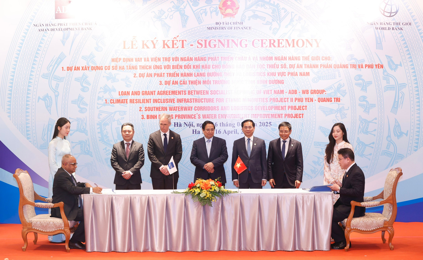 Thủ tướng Phạm Minh Chính chứng kiến Lễ ký kết các hiệp định vay và viện trợ. (Ảnh: Như Ý)