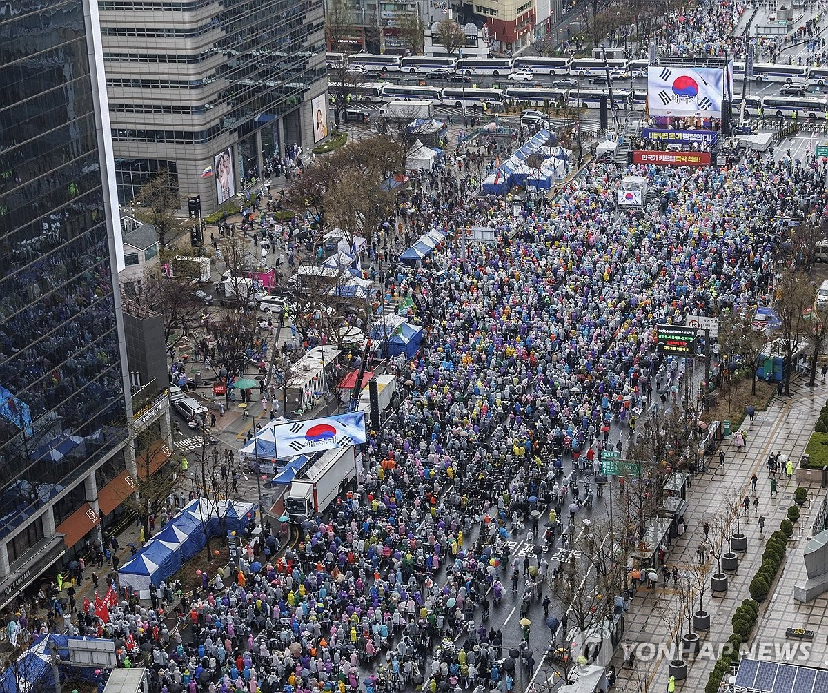 Những người ủng hộ cựu Tổng thống Yoon Suk Yeol tổ chức biểu tình tại trung tâm Gwanghwamun (Seoul) vào ngày 5/4 để phản đối quyết định của Tòa án Hiến pháp. (Ảnh: Yonhap)