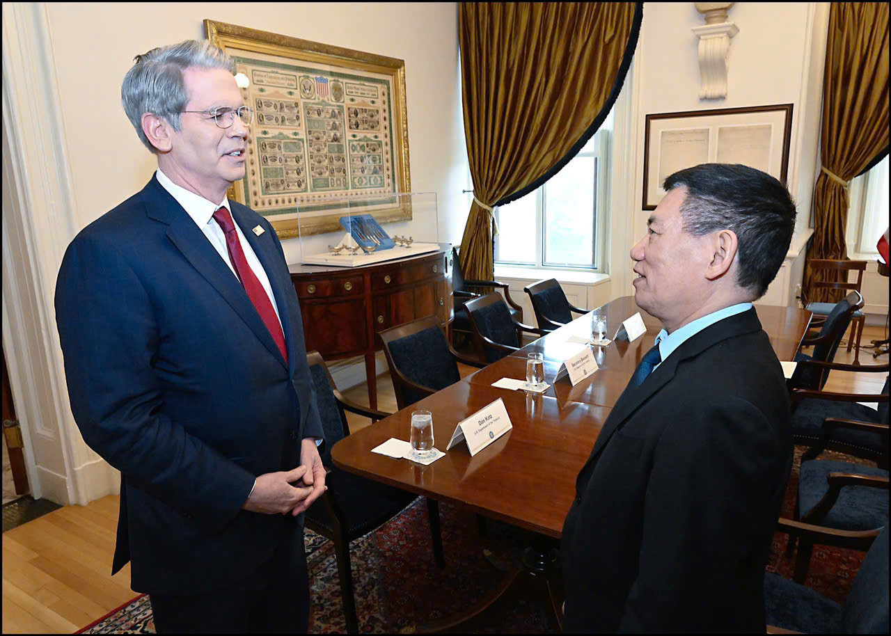 Phó Thủ tướng Hồ Đức Phớc gặp Bộ trưởng Tài chính Mỹ Scott Bessent. Ảnh: Mofa. Phó Thủ tướng Hồ Đức Phớc gặp Bộ trưởng Tài chính Mỹ Scott Bessent. Ảnh: Mofa.