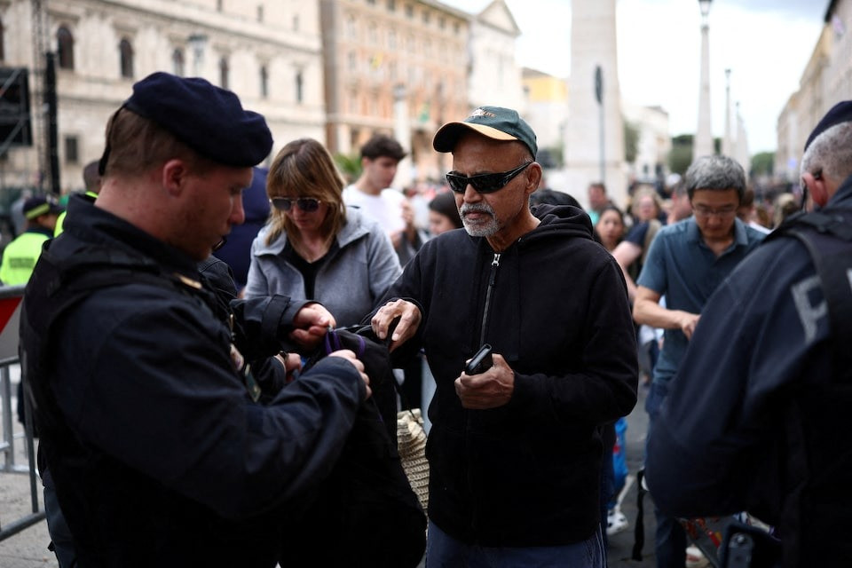 Cảnh sát kiểm tra tư trang người dân trên con đường dẫn đến Quảng trường Thánh Peter. (Ảnh: Reuters) Cảnh sát kiểm tra tư trang người dân trên con đường dẫn đến Quảng trường Thánh Peter. (Ảnh: Reuters)