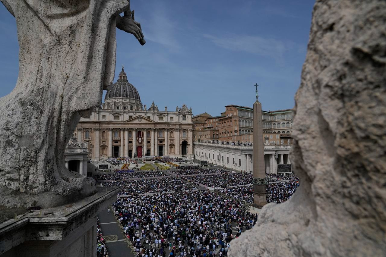 Các tín đồ Công giáo tề tựu tại Quảng trường Thánh Peter. (Ảnh: AP) Các tín đồ Công giáo tề tựu tại Quảng trường Thánh Peter. (Ảnh: AP)