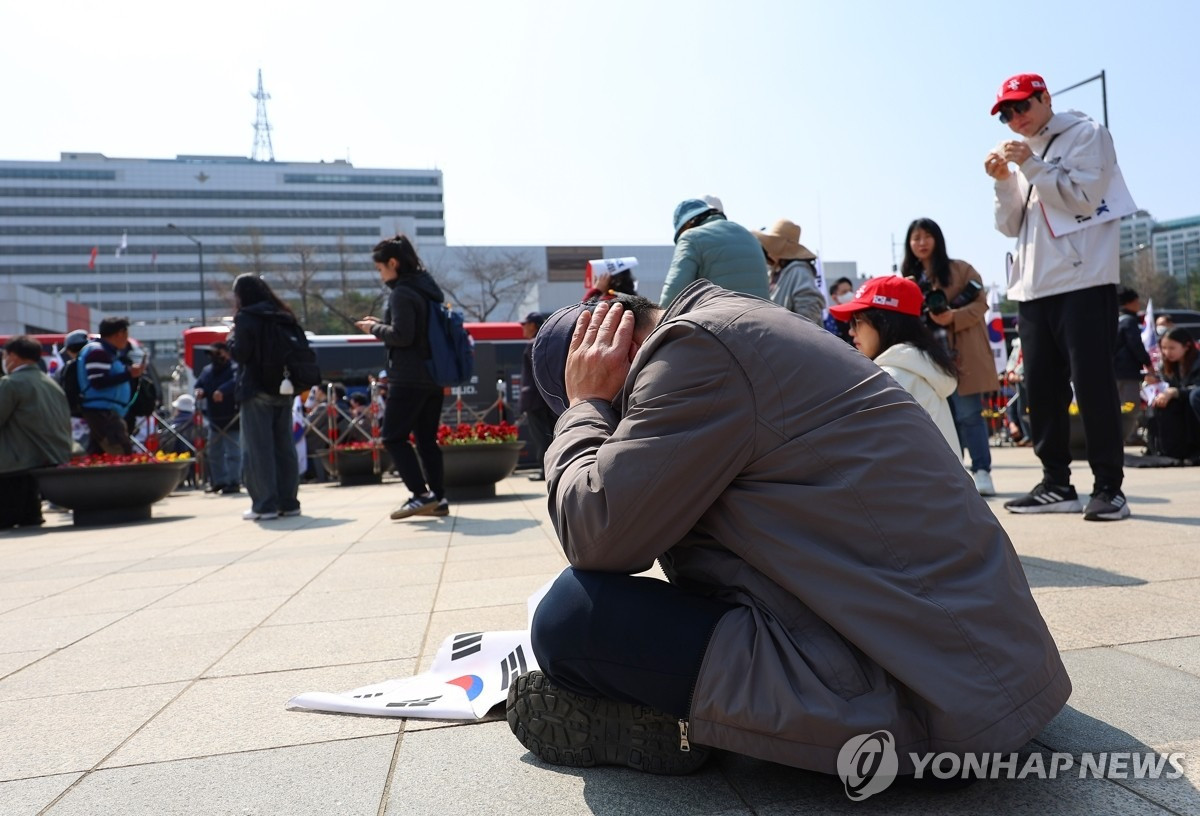 Một nhóm người biểu tình ăn mừng khi tòa bãi nhiệm ông Yoon (trái), trong khi những người ủng hộ ông Yoon không giấu được sự đau buồn (phải). (Ảnh: Yonhap)