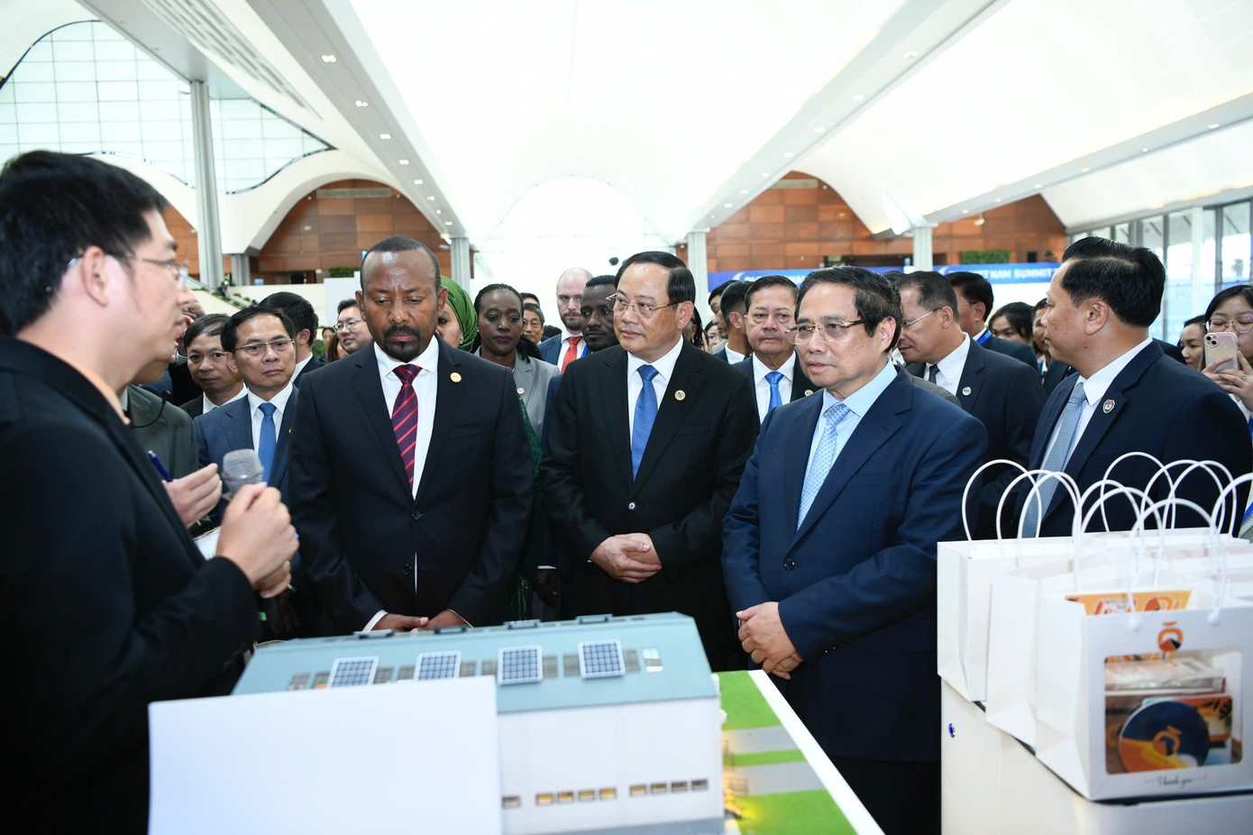 Không gian triển lãm được thiết kế mở, vừa trưng bày các giải pháp đổi mới sáng tạo, vừa là điểm kết nối giữa doanh nghiệp khởi nghiệp sáng tạo và các nhà đầu tư, đối tác trong và ngoài nước.