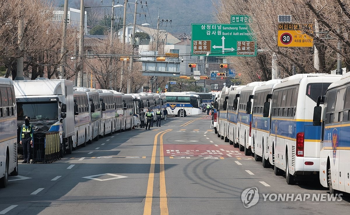 Xe buýt của cảnh sát tập trung gần Tòa án Hiến pháp. (Ảnh: Yonhap) Xe buýt của cảnh sát tập trung gần Tòa án Hiến pháp. (Ảnh: Yonhap)