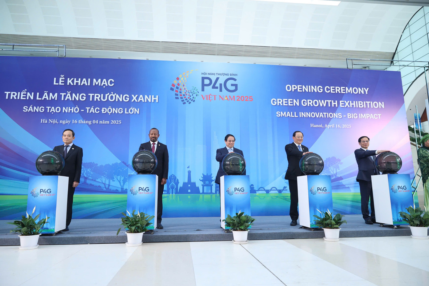 Thủ tướng Phạm Minh Chính cùng các khách mời khai mạc triển lãm. (Ảnh: Như Ý)