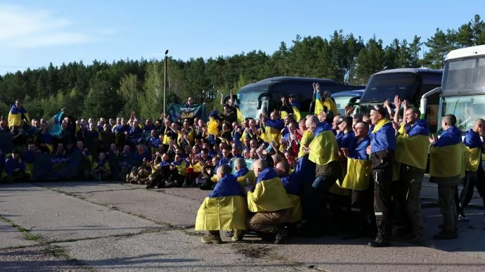 Những quân nhân Ukraine tham gia cuộc trao đổi tù binh. (Ảnh: Pravda) Những quân nhân Ukraine tham gia cuộc trao đổi tù binh. (Ảnh: Pravda)