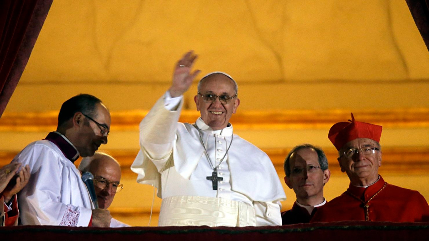 Giáo hoàng vẫy tay chào đám đông từ ban công của Vương cung thánh đường Thánh Peter sau khi trở thành giáo hoàng thứ 266 vào ngày 13/3/2013. Người tiền nhiệm của ông - Giáo hoàng Benedict XVI - đã tuyên bố nghỉ hưu một tháng trước đó, với lý do tuổi cao. (Ảnh: AP)