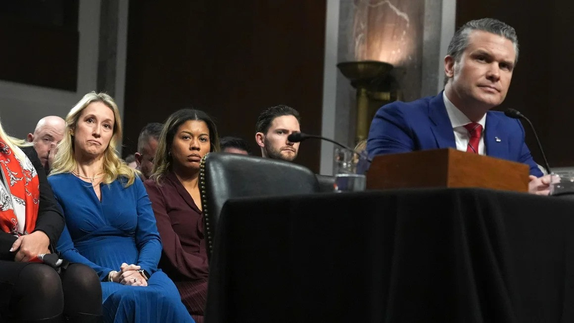 Bà Jennifer Hegseth (trái) tham dự phiên điều trần phê chuẩn ông Pete Hegseth cho vị trí bộ trưởng quốc phòng. (Ảnh: AP) Bà Jennifer Hegseth (trái) tham dự phiên điều trần phê chuẩn ông Pete Hegseth cho vị trí bộ trưởng quốc phòng. (Ảnh: AP)