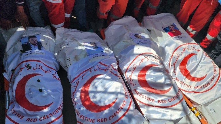 Thi thể các nhân viên y tế thiệt mạng trong cuộc tấn công của Israel. (Ảnh: Anadolu) Thi thể các nhân viên y tế thiệt mạng trong cuộc tấn công của Israel. (Ảnh: Anadolu)