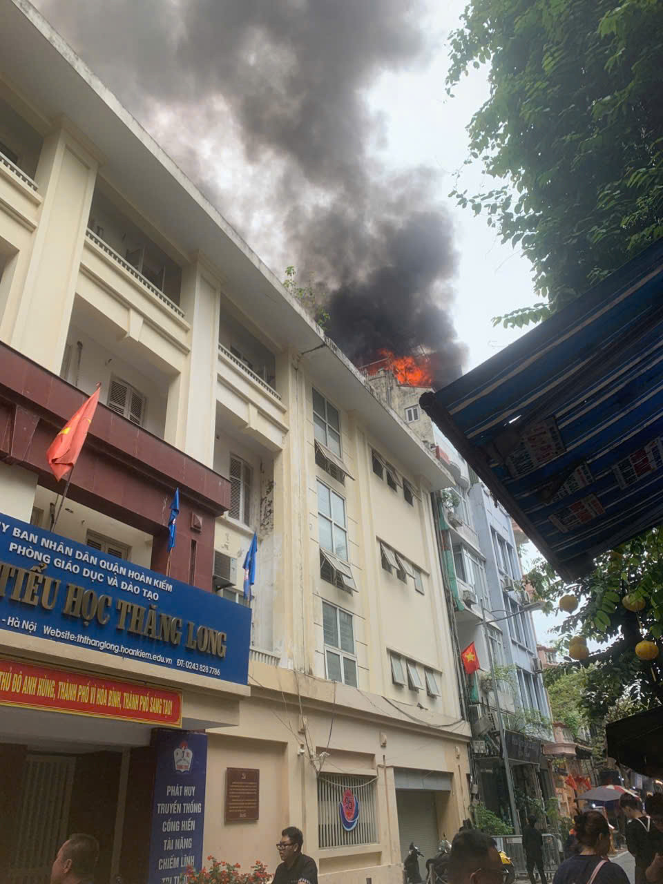 Khói bốc lên ngùn ngụt tại hiện trường.