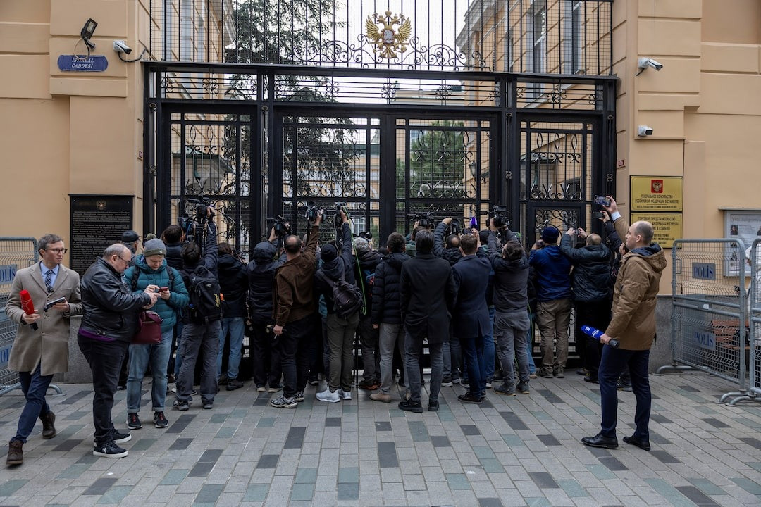 Các phóng viên tập trung bên ngoài địa điểm hội đàm của phái đoàn Nga - Mỹ tại Istanbul. (Ảnh: Reuters) Các phóng viên tập trung bên ngoài địa điểm hội đàm của phái đoàn Nga - Mỹ tại Istanbul. (Ảnh: Reuters)
