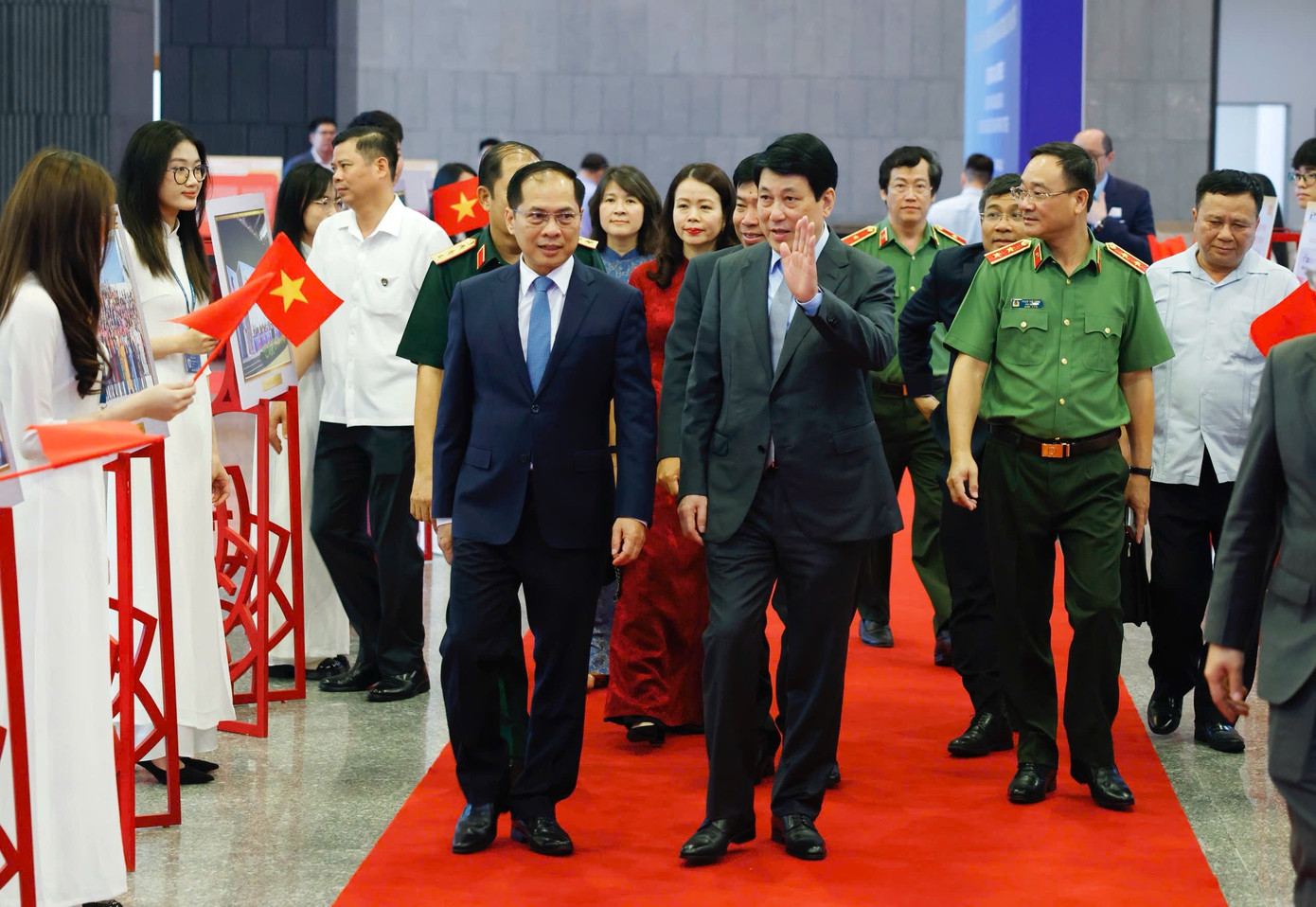 Chủ tịch nước Lương Cường và Phó Thủ tướng, Bộ trưởng Ngoại giao Bùi Thanh Sơn tại hội thảo sáng 23/4. (Ảnh: Như Ý) Chủ tịch nước Lương Cường và Phó Thủ tướng, Bộ trưởng Ngoại giao Bùi Thanh Sơn tại hội thảo sáng 23/4. (Ảnh: Như Ý)