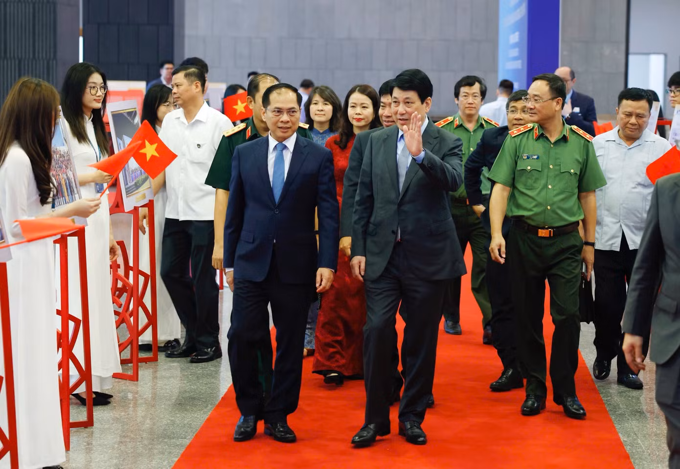 Chủ tịch nước Lương Cường và Phó Thủ tướng, Bộ trưởng Ngoại giao Bùi Thanh Sơn tại hội thảo sáng 23/4. (Ảnh: Như Ý) Chủ tịch nước Lương Cường và Phó Thủ tướng, Bộ trưởng Ngoại giao Bùi Thanh Sơn tại hội thảo sáng 23/4. (Ảnh: Như Ý)