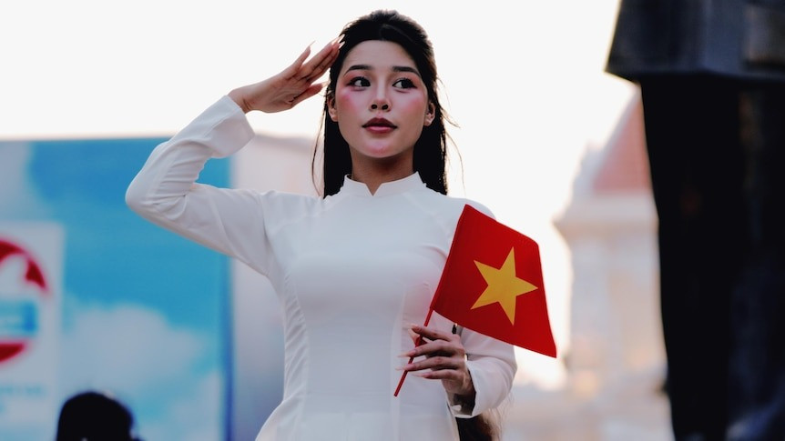 Bức ảnh được ABC đăng tải với dòng chú thích: "Niềm tự hào dân tộc được thể hiện trọn vẹn khi Thành phố Hồ Chí Minh chuẩn bị cho ngày lễ lớn kỷ niệm 50 năm ngày kết thúc chiến tranh". (Ảnh: ABC) Bức ảnh được ABC đăng tải với dòng chú thích: "Niềm tự hào dân tộc được thể hiện trọn vẹn khi Thành phố Hồ Chí Minh chuẩn bị cho ngày lễ lớn kỷ niệm 50 năm ngày kết thúc chiến tranh". (Ảnh: ABC)