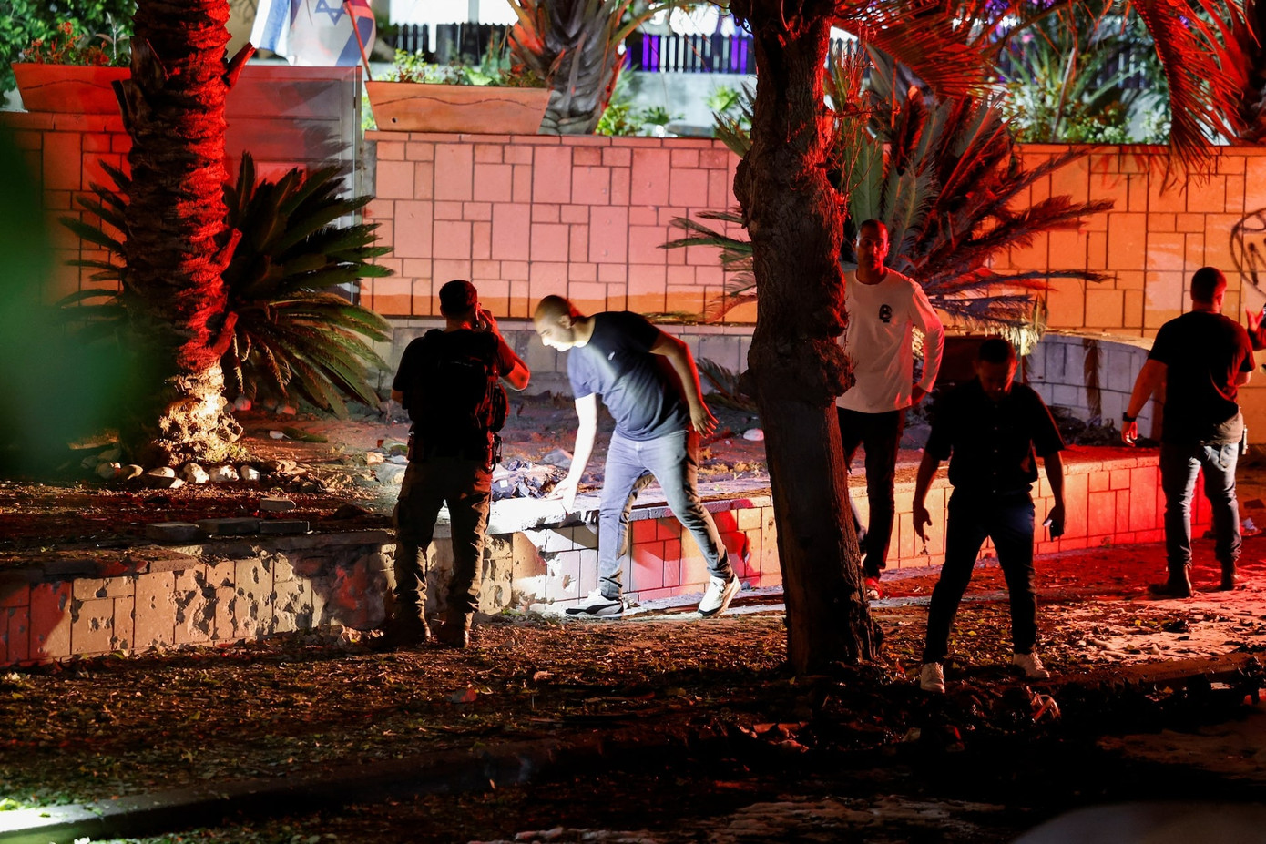 Lực lượng chức năng Israel ứng phó với vụ tấn công bằng rocket từ Dải Gaza. (Ảnh: Reuters)