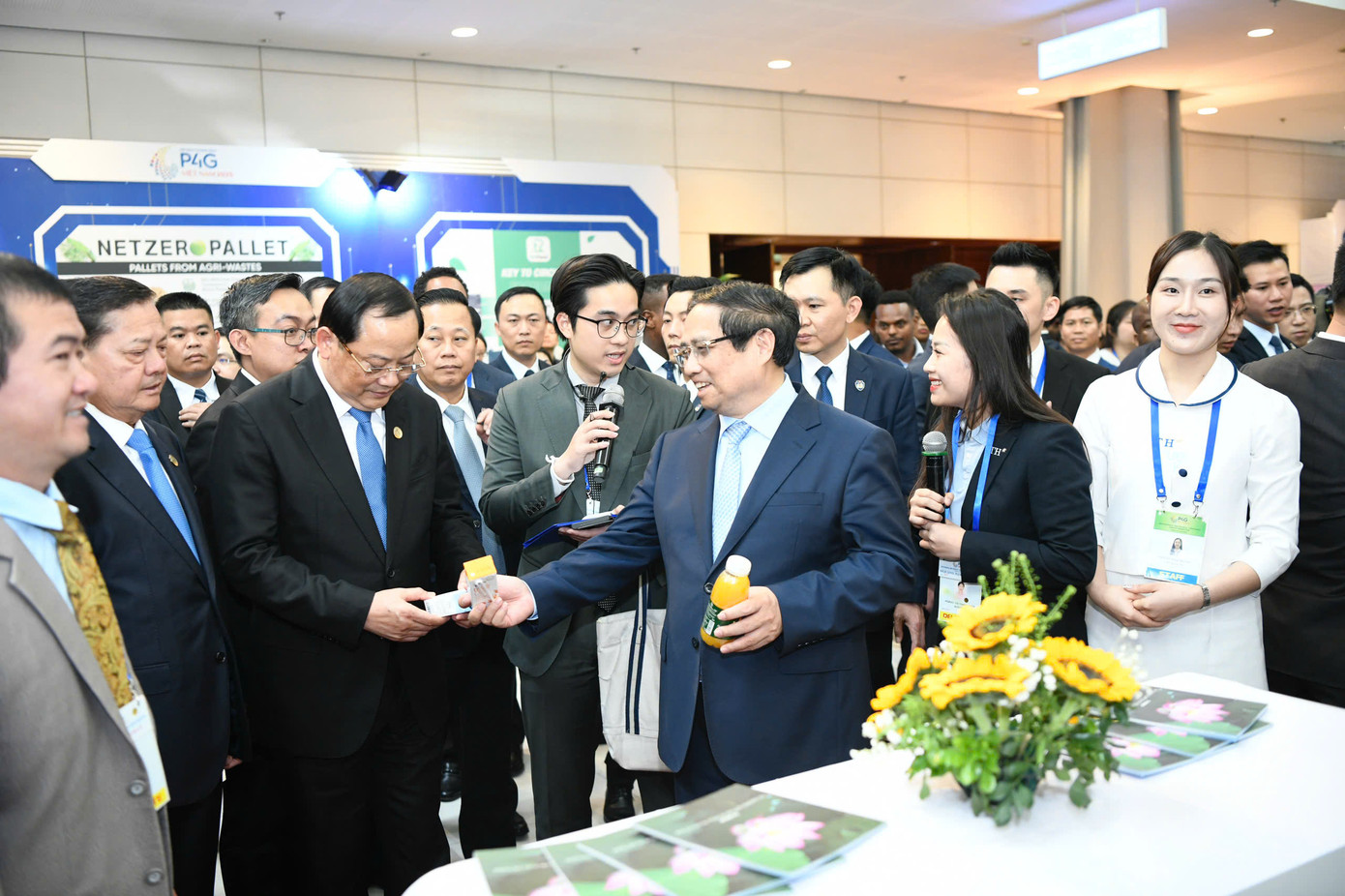 Triển lãm giới thiệu các giải pháp thực tiễn trong các lĩnh vực then chốt như: năng lượng tái tạo, nông nghiệp thông minh ứng phó biến đổi khí hậu, công nghệ vật liệu sinh học, quản lý carbon và logistics xanh, cùng các sản phẩm thân thiện môi trường cho chuỗi cung ứng toàn cầu. Trong ảnh: Thủ tướng Chính phủ Phạm Minh Chính và các khách mời tại gian hàng trưng bày sản phẩm của Tập đoàn TH. Đây là các sản phẩm được sản xuất tại hai nhà máy đầu tiên ở Việt Nam được cấp chứng nhận trung hòa carbon từ Control Union.