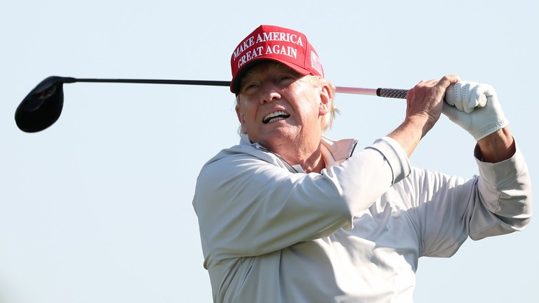 Tổng thống Mỹ Donald Trump duy trì thói quen chơi golf dù công việc bận rộn. (Ảnh: Getty Images)