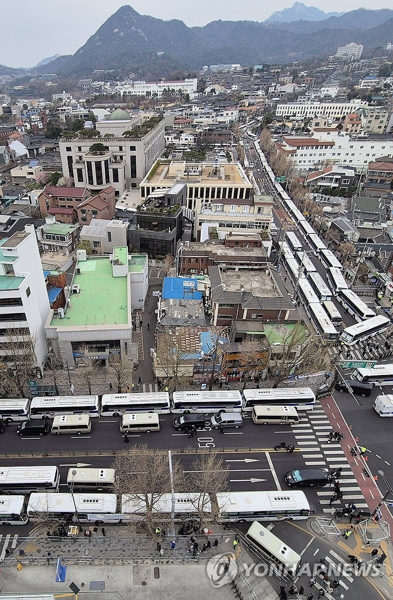 Một con đường bị phong toả gần Toà án Hiến pháp. (Ảnh: Yonhap) Một con đường bị phong toả gần Toà án Hiến pháp. (Ảnh: Yonhap)