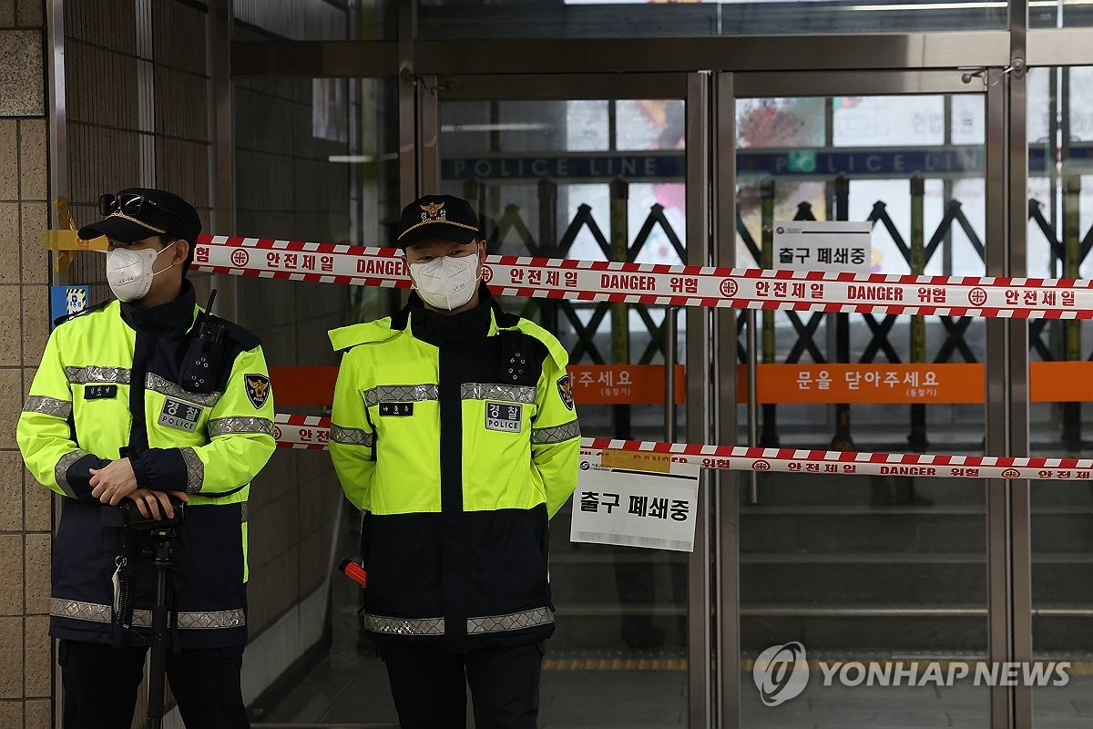 Một ga tàu điện ngầm gần Toà án Hiến pháp Hàn Quốc bị đóng cửa ngày 2/4, hai ngày trước khi toà tuyên án Tổng thống Yoon Suk Yeol. Một ga tàu điện ngầm gần Toà án Hiến pháp Hàn Quốc bị đóng cửa ngày 2/4, hai ngày trước khi toà tuyên án Tổng thống Yoon Suk Yeol.