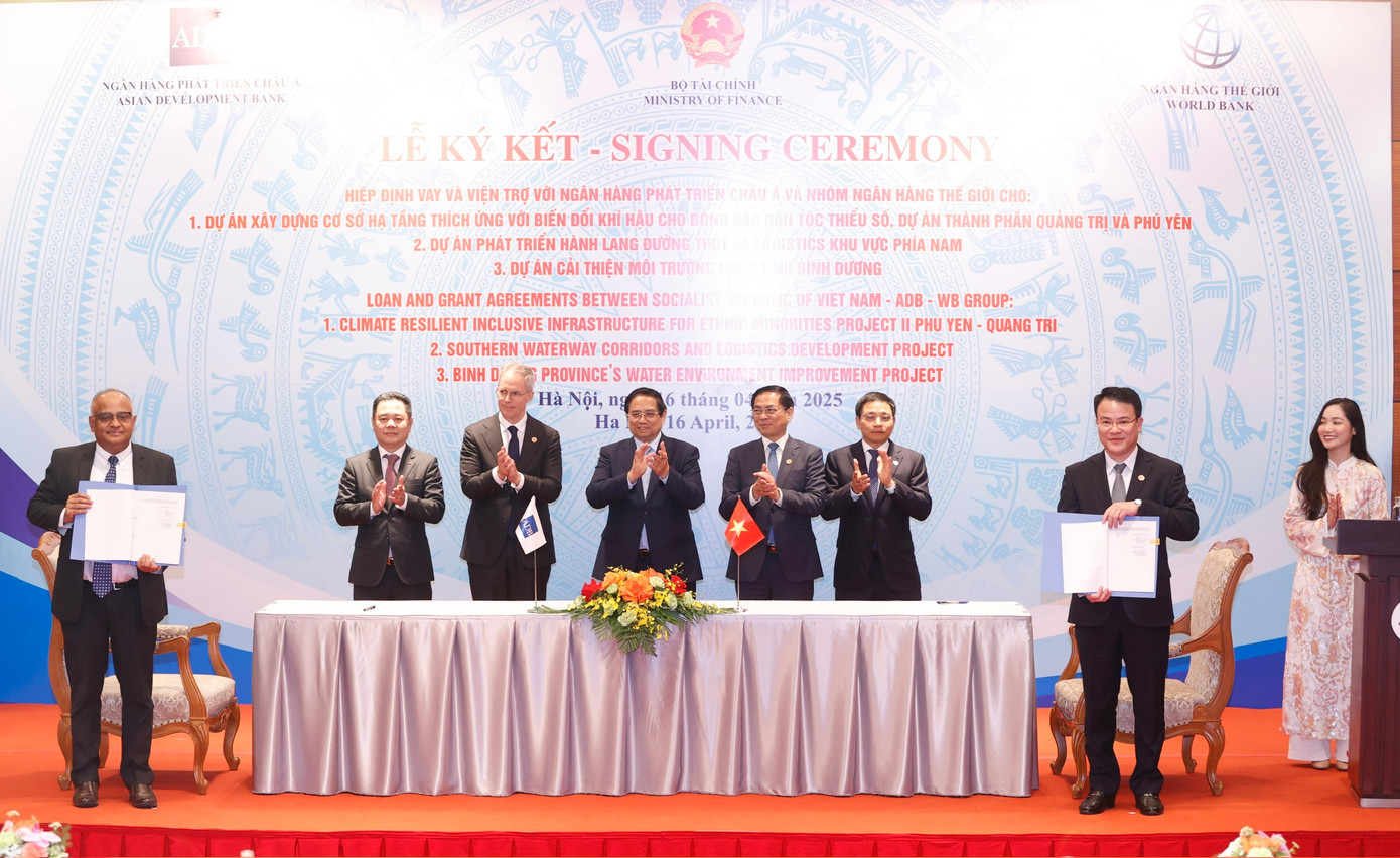 Thủ tướng Phạm Minh Chính chứng kiến Lễ ký kết các hiệp định vay và viện trợ. (Ảnh: Như Ý)