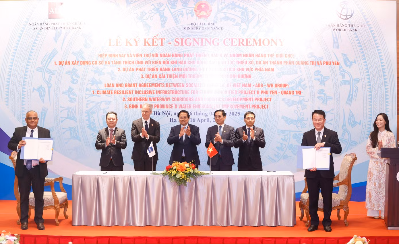 Thủ tướng Phạm Minh Chính chứng kiến Lễ ký kết các hiệp định vay và viện trợ. (Ảnh: Như Ý) Thủ tướng Phạm Minh Chính chứng kiến Lễ ký kết các hiệp định vay và viện trợ. (Ảnh: Như Ý)
