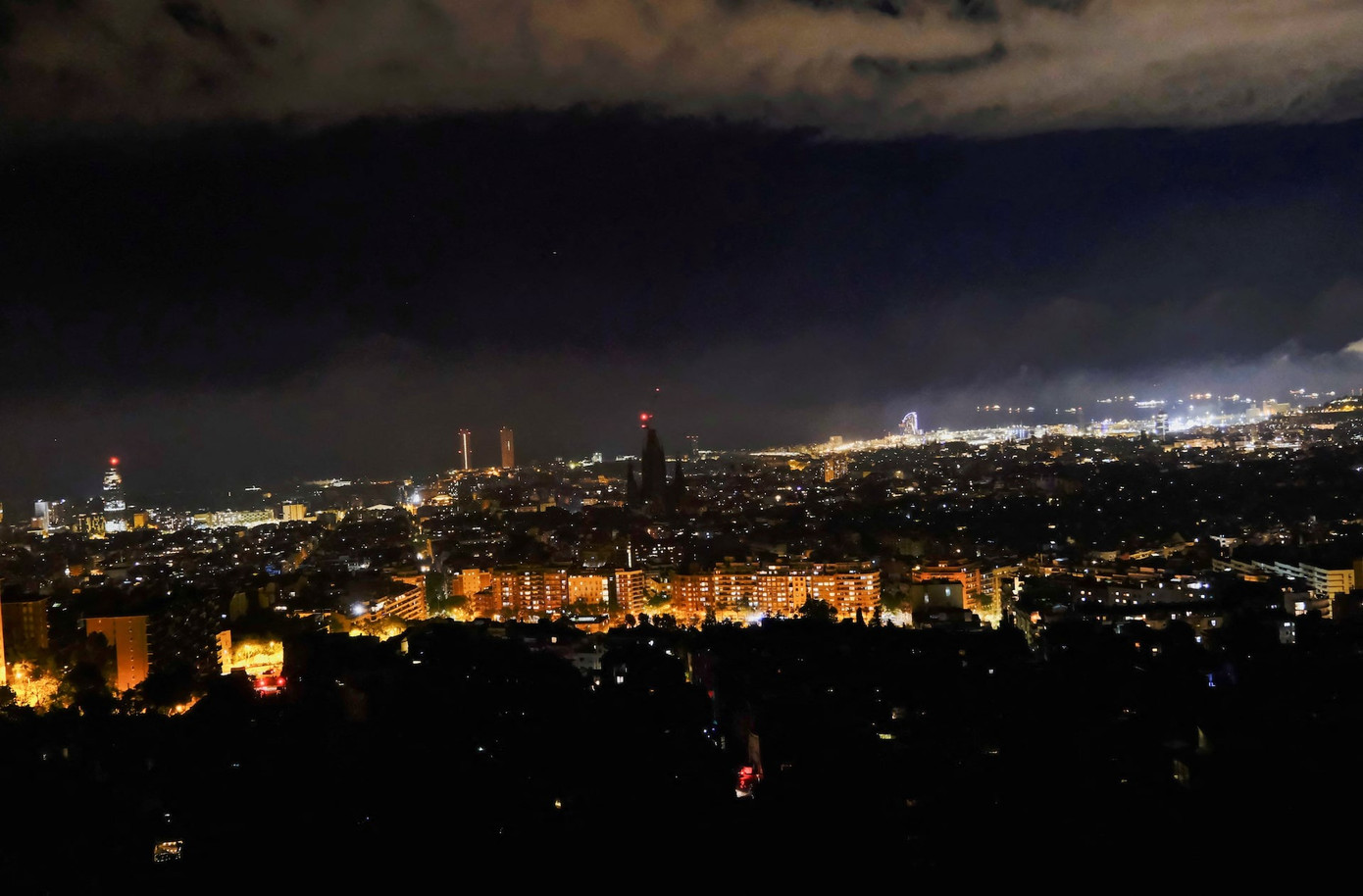 Một phần Barcelona (Tây Ban Nha) chìm trong bóng tối. (Ảnh: Reuters)