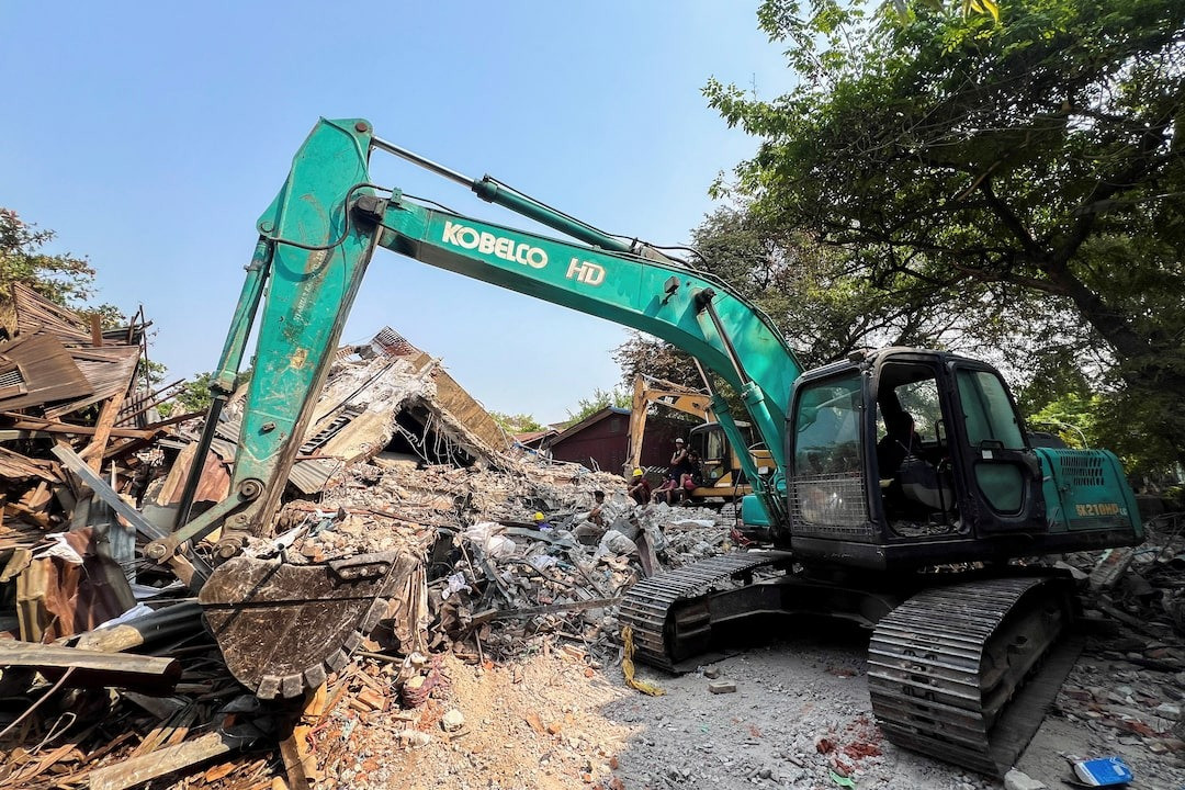 Công tác cứu hộ vẫn đang diễn ra ở nhiều nơi tại Myanmar. (Ảnh: Reuters)