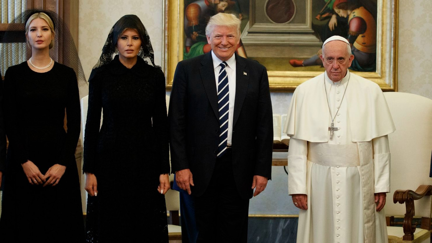 Giáo hoàng đứng cùng Tổng thống Mỹ Donald Trump và gia đình trong buổi tiếp kiến riêng tại Vatican vào tháng 5/2017. Đi cùng Tổng thống Mỹ là vợ ông, Melania, và con gái ông, Ivanka. (Ảnh: AP)